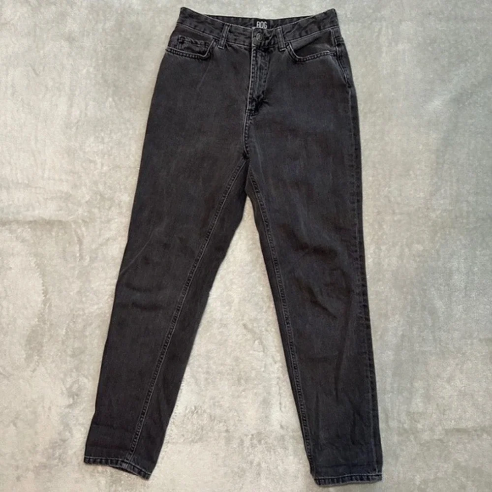 BDG Jeans‎ Women Size 26 *27x28.5 Mom Fit 90s Vtg Wash Black Denim Tapered Leg